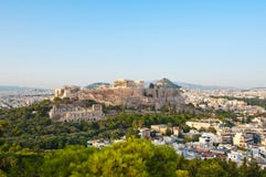 Acropole d'Athènes et de colline de Lycabettus sur le fond comme vu de la colline de Filopappos Photographie stock Acropole d'Athènes et de colline de Lycabettus sur le fond comme vu de la colline de Filopappos Photographie stock