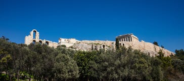 Acrópole da rocha de Atenas Grécia e Partenon no fundo do céu azul, dia ensolarado fotos de stock Acrópole da rocha de Atenas Grécia e Partenon no fundo do céu azul, dia ensolarado fotos de stock