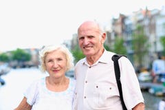Actief hoger paar die van reis genieten aan Amsterdam stock fotografie Actief hoger paar die van reis genieten aan Amsterdam stock fotografie