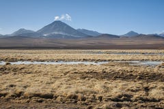 Actieve die vulkaan Putana ook als Jorqencal of Machuca dichtbij Vado Rio Putana in Atacama-Woestijn wordt bekend, Chili royalty-vrije stock foto's Actieve die vulkaan Putana ook als Jorqencal of Machuca dichtbij Vado Rio Putana in Atacama-Woestijn wordt bekend, Chili royalty-vrije stock foto's
