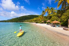 Actieve jonge vrouw op vakantie stock fotografie Actieve jonge vrouw op vakantie stock fotografie