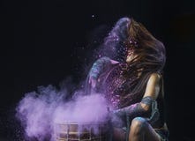 Action de secousse de mise en tambour et de cheveux d'éclaboussure de poudre de couleur par le jeune modèle image stock Action de secousse de mise en tambour et de cheveux d'éclaboussure de poudre de couleur par le jeune modèle image stock