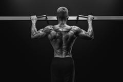 Actionnez le type musculaire de bodybuilder faisant des pullups dans le gymnase Homme de forme physique image libre de droits Actionnez le type musculaire de bodybuilder faisant des pullups dans le gymnase Homme de forme physique image libre de droits