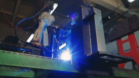 Active do braço do robô industrial na fábrica Soldadura da automatização Close-up video estoque Active do braço do robô industrial na fábrica Soldadura da automatização Close-up video estoque