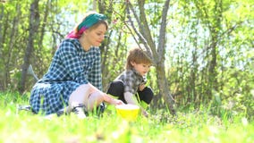 Actividades del centro tur?stico de Eco D?a de tierra Mather y el acampar del hijo Hijo retro de la enseñanza del Pin-para arriba almacen de metraje de vídeo Actividades del centro tur?stico de Eco D?a de tierra Mather y el acampar del hijo Hijo retro de la enseñanza del Pin-para arriba almacen de metraje de vídeo