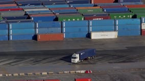 Activiteit in de containerterminal Geschoten op Canon 5D Mark II met Eerste l-Lenzen stock video Activiteit in de containerterminal Geschoten op Canon 5D Mark II met Eerste l-Lenzen stock video