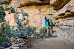 Activité de sport en plein air Grimpeur de roche sur le prise Loisirs actifs photographie stock Activité de sport en plein air Grimpeur de roche sur le prise Loisirs actifs photographie stock