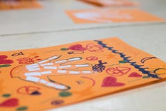 Activité scientifique pour les enfants, le dessin et le collage de la fève photographie stock libre de droits Activité scientifique pour les enfants, le dessin et le collage de la fève photographie stock libre de droits