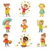 Activités saisonnières extérieures des enfants s d'automne réglées Le rassemblement des feuilles de feuilles, de jouer et jeter, Photographie stock Activités saisonnières extérieures des enfants s d'automne réglées Le rassemblement des feuilles de feuilles, de jouer et jeter, Photographie stock