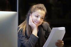Actualités de lecture de femme heureuse d'entrepreneur bonnes dans une lettre images libres de droits Actualités de lecture de femme heureuse d'entrepreneur bonnes dans une lettre images libres de droits