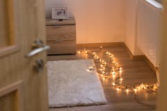 acueste el marco y el piso laterales del escritorio con las luces fotografía de archivo acueste el marco y el piso laterales del escritorio con las luces fotografía de archivo