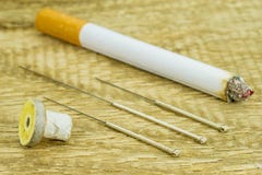 Acupunctura para parar de fumar imagem de stock Acupunctura para parar de fumar imagem de stock