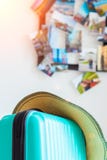 Acuñe la maleta con el sombrero de paja, fondo - collage de las fotos de las vacaciones Cerrado para arriba Concepto - aliste par fotografía de archivo libre de regalías Acuñe la maleta con el sombrero de paja, fondo - collage de las fotos de las vacaciones Cerrado para arriba Concepto - aliste par fotografía de archivo libre de regalías