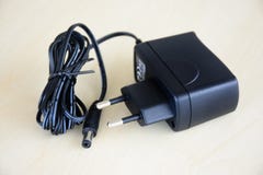 Adaptador do poder para dispositivos eletrónicos pequenos fotografia de stock royalty free Adaptador do poder para dispositivos eletrónicos pequenos fotografia de stock royalty free