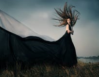 Adatti il modello femminile con capelli di salto lunghi all'aperto Immagine Stock Adatti il modello femminile con capelli di salto lunghi all'aperto Immagine Stock