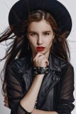 Adatti il ritratto di stile della ragazza abbastanza alla moda dei giovani immagine stock libera da diritti Adatti il ritratto di stile della ragazza abbastanza alla moda dei giovani immagine stock libera da diritti