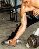 Addestramento del peso di forma fisica del ` s degli uomini nella palestra immagini stock Addestramento del peso di forma fisica del ` s degli uomini nella palestra immagini stock