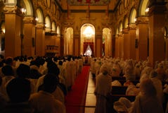 Addis Ababa, Äthiopien: Pilger, die Massenservice während des äthiopischen Weihnachten in der Kathedrale der Heiligen Dreifaltigk lizenzfreie stockfotografie Addis Ababa, Äthiopien: Pilger, die Massenservice während des äthiopischen Weihnachten in der Kathedrale der Heiligen Dreifaltigk lizenzfreie stockfotografie