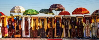 Addis Ababa, Äthiopien: Äthiopische Offenbarung Priester, die umfasste Repliken des Tabot über ihren Köpfen tragen stockbilder Addis Ababa, Äthiopien: Äthiopische Offenbarung Priester, die umfasste Repliken des Tabot über ihren Köpfen tragen stockbilder