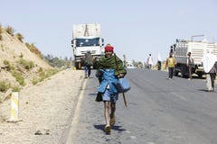 Addis Abeba, Etiópia, o 15 de janeiro de 2015: Os Locals enchem acima seus cartuchos com o diesel que derrama fora de um caminhão imagens de stock royalty free Addis Abeba, Etiópia, o 15 de janeiro de 2015: Os Locals enchem acima seus cartuchos com o diesel que derrama fora de um caminhão imagens de stock royalty free
