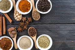 additives rzucać kulą kolorowych ziele naturalne wielkościowe pikantność pionowo fotografia stock additives rzucać kulą kolorowych ziele naturalne wielkościowe pikantność pionowo fotografia stock