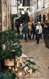 Addolorandosi nella gente di Strasburgo che rende omaggio alle vittime di Terro immagine stock Addolorandosi nella gente di Strasburgo che rende omaggio alle vittime di Terro immagine stock