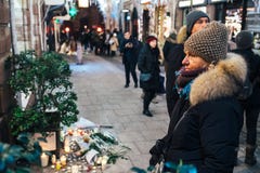 Addolorandosi nella gente di Strasburgo che rende omaggio alle vittime di Terro immagine stock libera da diritti Addolorandosi nella gente di Strasburgo che rende omaggio alle vittime di Terro immagine stock libera da diritti