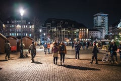 Addolorandosi nella gente di Strasburgo che rende omaggio alle vittime di Terro fotografia stock Addolorandosi nella gente di Strasburgo che rende omaggio alle vittime di Terro fotografia stock