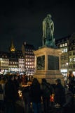 Addolorandosi nella gente di Strasburgo che rende omaggio alle vittime di Terro immagini stock libere da diritti Addolorandosi nella gente di Strasburgo che rende omaggio alle vittime di Terro immagini stock libere da diritti
