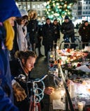 Addolorandosi nella gente di Strasburgo che rende omaggio alle vittime di Terro immagine stock libera da diritti Addolorandosi nella gente di Strasburgo che rende omaggio alle vittime di Terro immagine stock libera da diritti