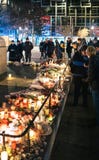 Addolorandosi nella gente di Strasburgo che rende omaggio alle vittime di Terro fotografia stock libera da diritti Addolorandosi nella gente di Strasburgo che rende omaggio alle vittime di Terro fotografia stock libera da diritti