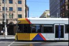 Adelaide stadssp?rvagn i oskarp r?relse arkivbilder Adelaide stadssp?rvagn i oskarp r?relse arkivbilder