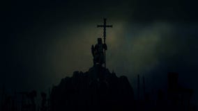 Adeln Sie Holding ein Kreuz während die bewaffneten steigenden Kreuzfahrer-Soldaten ihre Waffen stock video Adeln Sie Holding ein Kreuz während die bewaffneten steigenden Kreuzfahrer-Soldaten ihre Waffen stock video