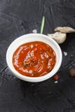 adobo rojo en la salsera blanca salsa roja en una taza en un fondo blanco imagenes de archivo adobo rojo en la salsera blanca salsa roja en una taza en un fondo blanco imagenes de archivo