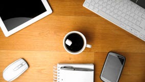 Adoce o cubo que cai na xícara de café ao lado do PC e do smartphone da tabuleta vídeos de arquivo Adoce o cubo que cai na xícara de café ao lado do PC e do smartphone da tabuleta vídeos de arquivo