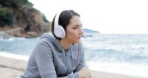 Adolescencia triste que escucha la música en la playa metrajes Adolescencia triste que escucha la música en la playa metrajes