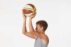 Adolescent avec un basket-ball sur un fond blanc photo libre de droits Adolescent avec un basket-ball sur un fond blanc photo libre de droits