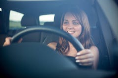 Adolescent mignon conduisant sa nouvelle voiture Photos libres de droits Adolescent mignon conduisant sa nouvelle voiture Photos libres de droits