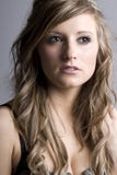 Adolescent sur le fond gris photo stock Adolescent sur le fond gris photo stock