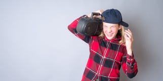 Adolescent écoutant la musique forte images libres de droits Adolescent écoutant la musique forte images libres de droits
