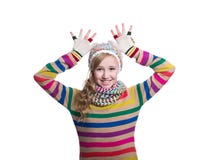 Adolescente allegro sveglio che porta maglione a strisce variopinto, sciarpa, i guanti e cappello isolati su fondo bianco Vestiti immagine stock Adolescente allegro sveglio che porta maglione a strisce variopinto, sciarpa, i guanti e cappello isolati su fondo bianco Vestiti immagine stock