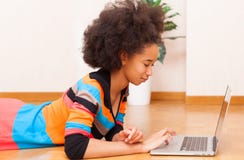 Adolescente americano do africano negro com um corte de cabelo afro imagens de stock Adolescente americano do africano negro com um corte de cabelo afro imagens de stock