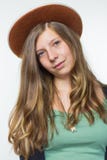 Adolescente biondo che porta cappello marrone immagine stock Adolescente biondo che porta cappello marrone immagine stock