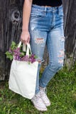 Adolescente in blue jeans sfilacciate fotografia stock libera da diritti Adolescente in blue jeans sfilacciate fotografia stock libera da diritti