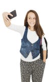 Adolescente bonito com o telefone celular que faz seu selfie fotos de stock royalty free Adolescente bonito com o telefone celular que faz seu selfie fotos de stock royalty free