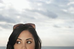 Adolescente con las gafas de sol encima de la cabeza Fotos de archivo libres de regalías