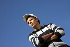Adolescente de mirada serio con la gorra de béisbol Foto de archivo libre de regalías