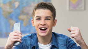 Adolescente eccitato che guarda la partita in tensione di sport sulla TV, fan di campionato del mondo stock footage Adolescente eccitato che guarda la partita in tensione di sport sulla TV, fan di campionato del mondo stock footage