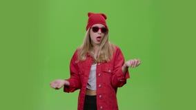 Adolescente en ropa elegante y vidrios rojos baila y da hacia fuera diversas emociones Pantalla verde almacen de video Adolescente en ropa elegante y vidrios rojos baila y da hacia fuera diversas emociones Pantalla verde almacen de video