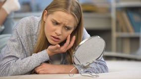 Adolescente infelice che esamina la sua condizione della pelle problematica, autocritica archivi video Adolescente infelice che esamina la sua condizione della pelle problematica, autocritica archivi video